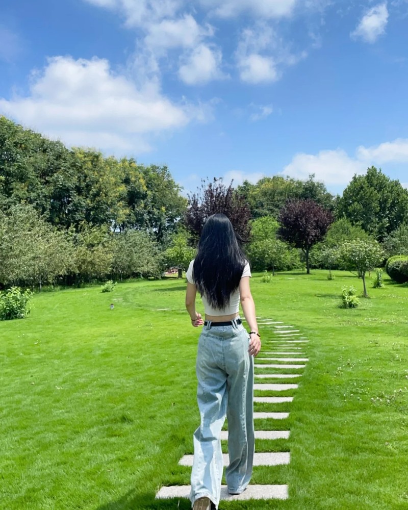 back pic of girl for dp 12