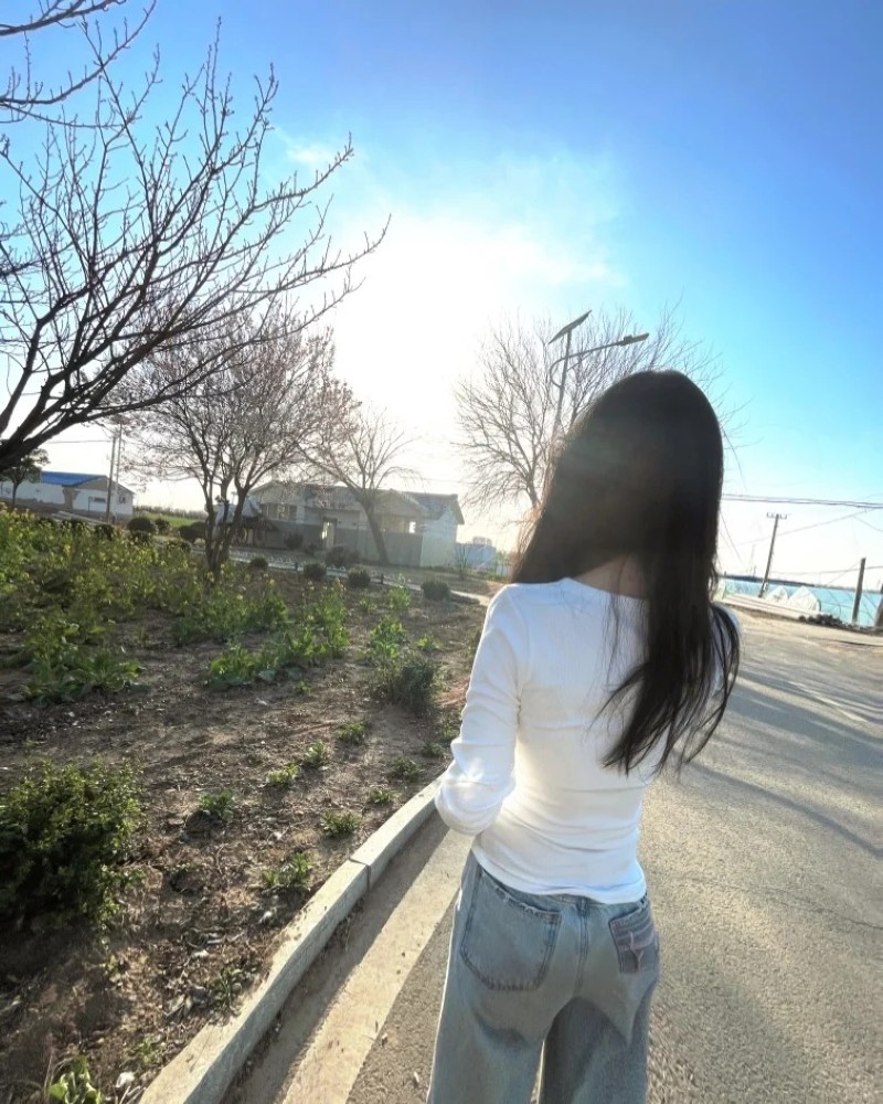 back pic of girl for dp 15