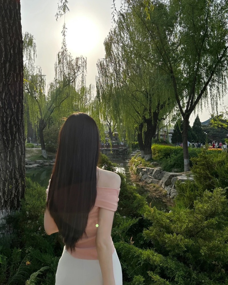 back pic of girl for dp 19
