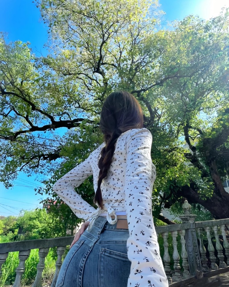 back pic of girl for dp 24