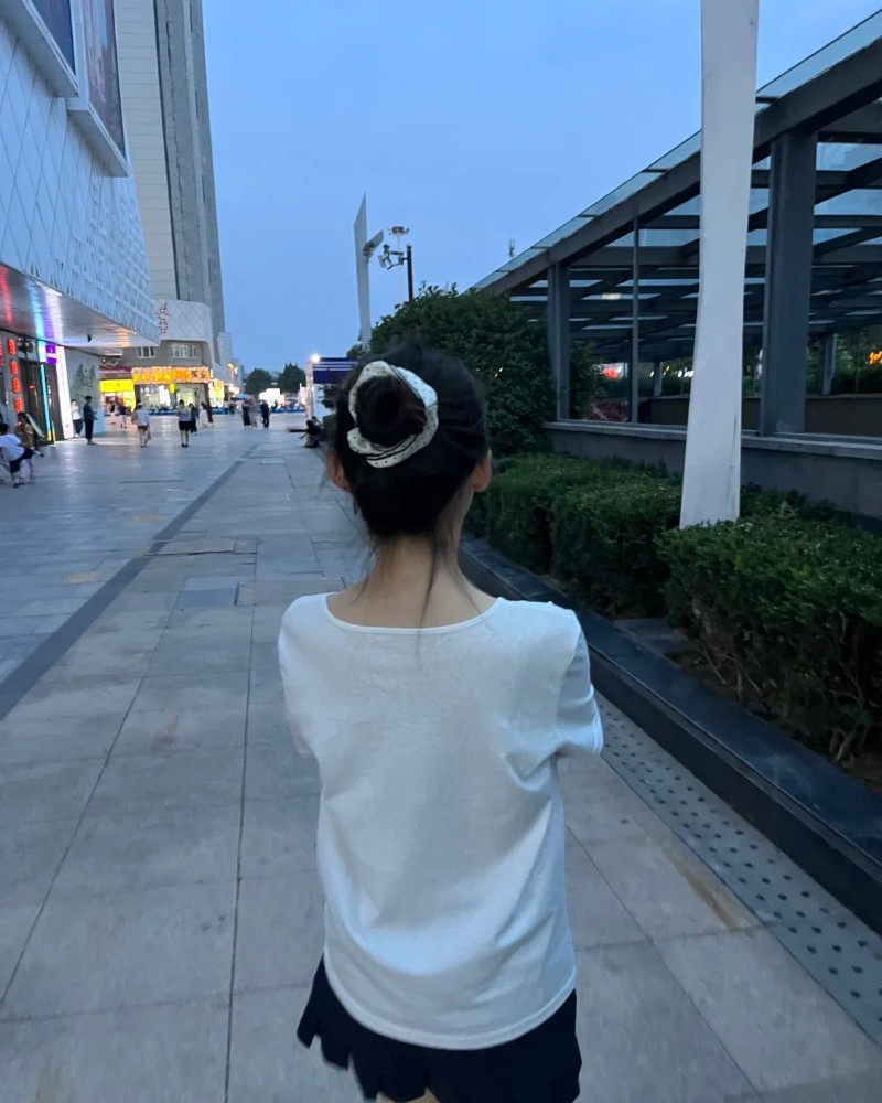 back pic of girl for dp 30