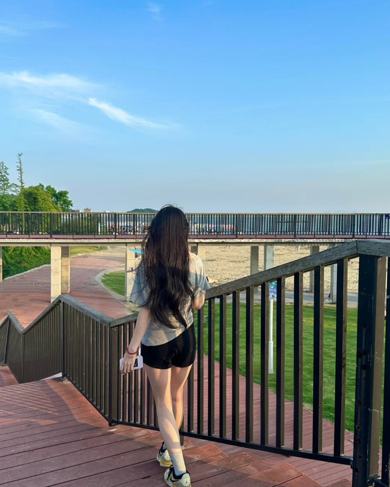 back pic of girl for dp 8