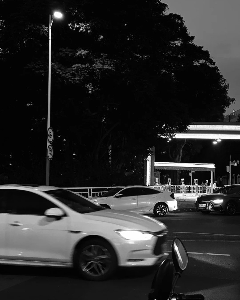 black and white dp 20