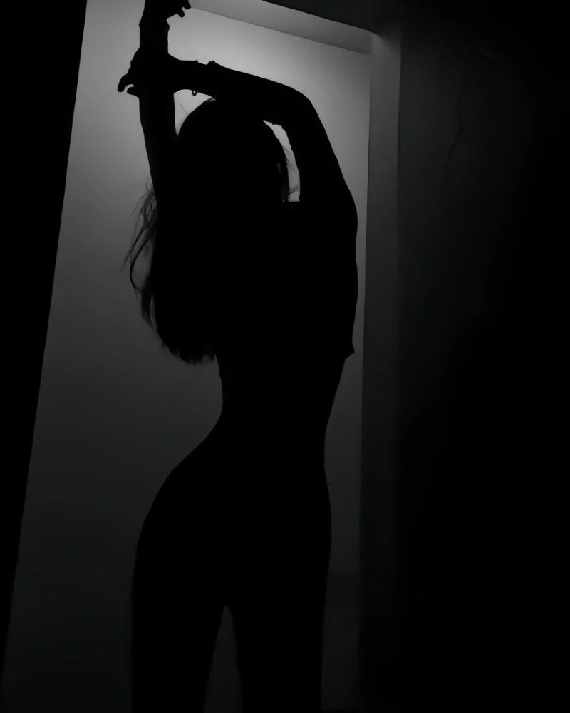 black and white dp 28