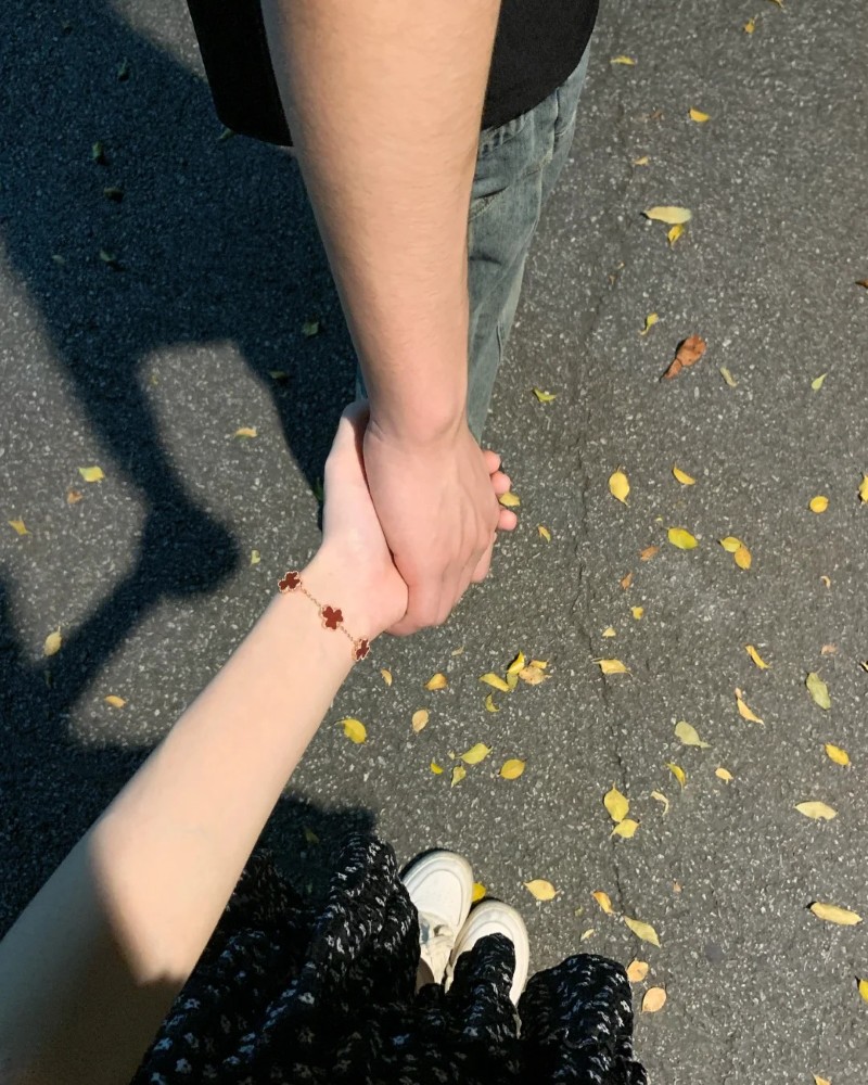 couple hands dp 15