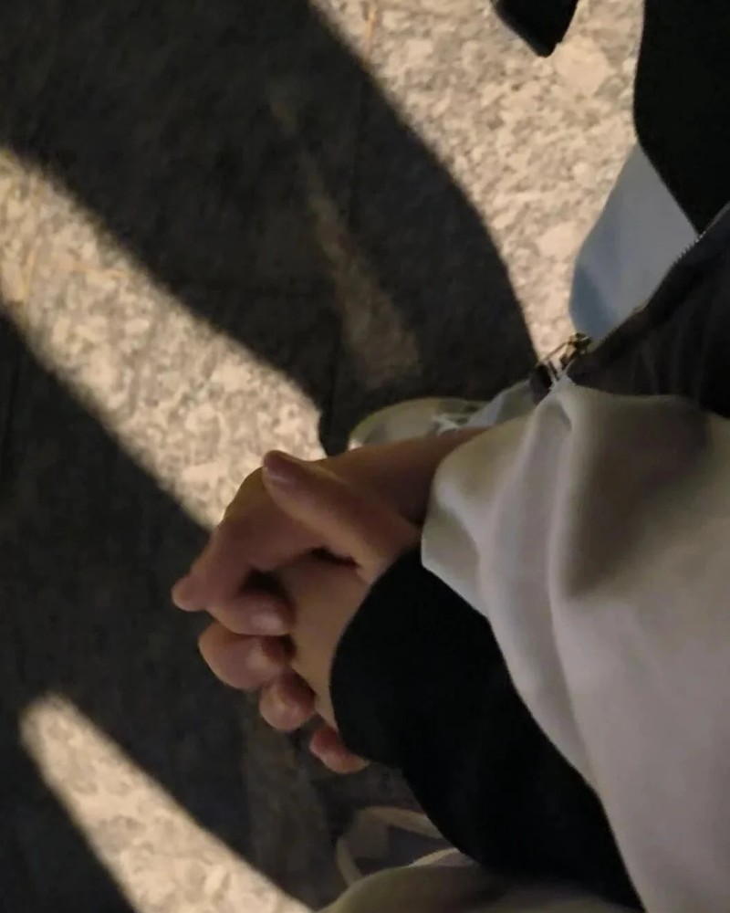 couple hands dp 178