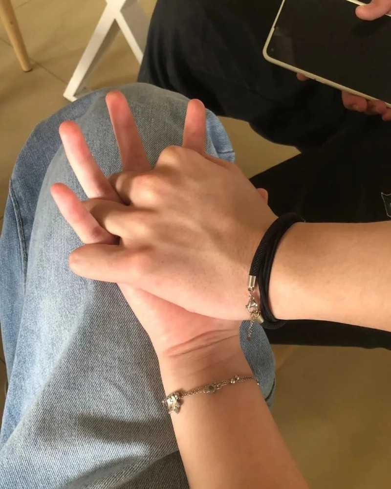 couple hands dp 18