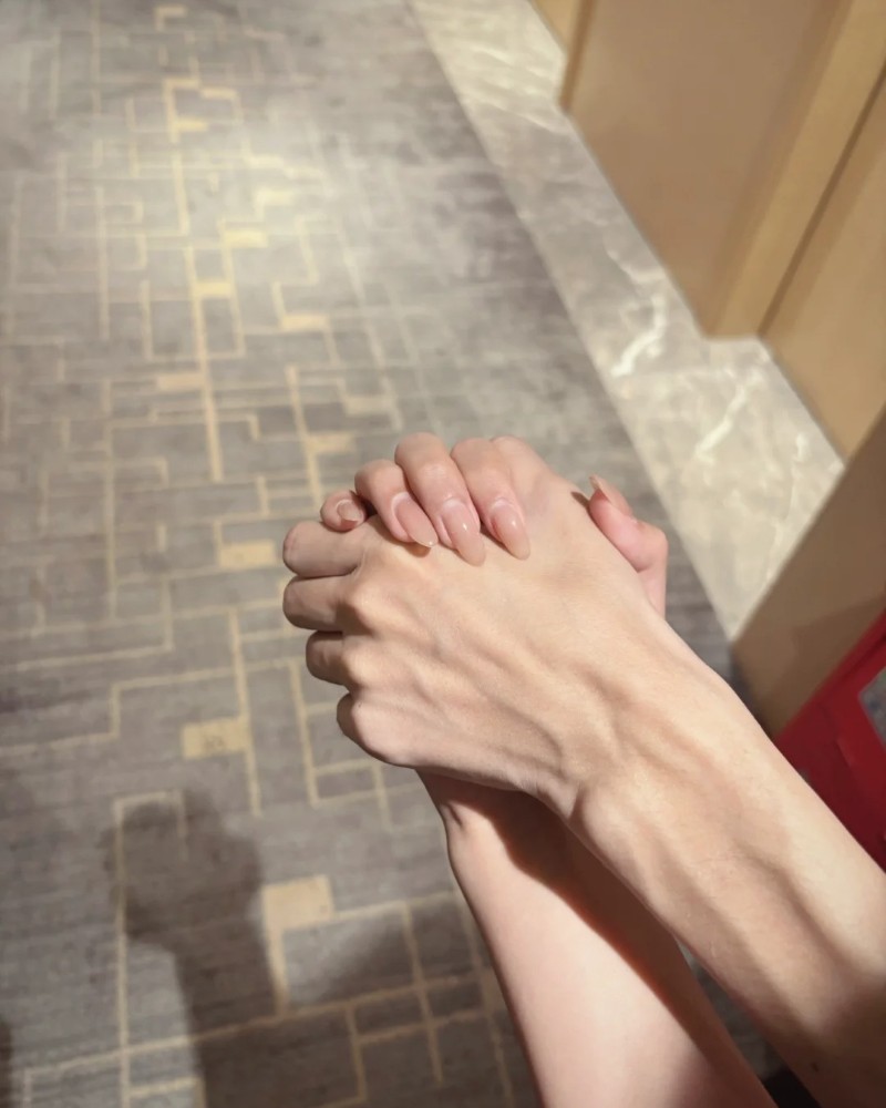 couple hands dp 19