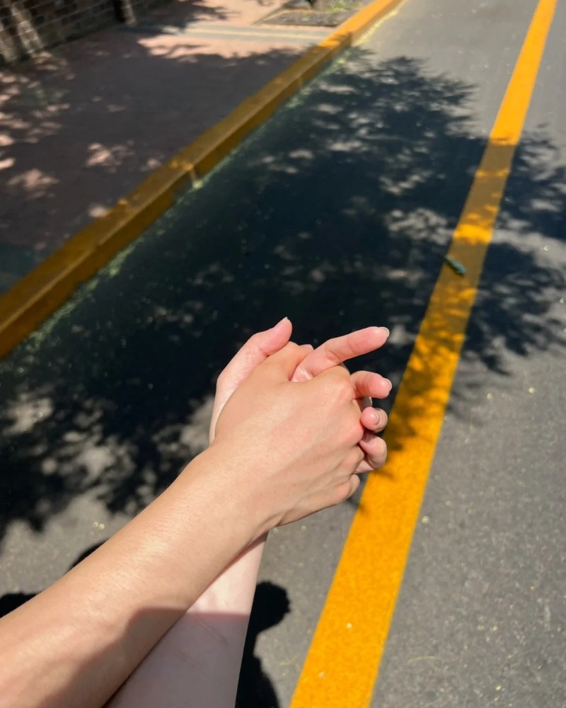couple hands dp 22