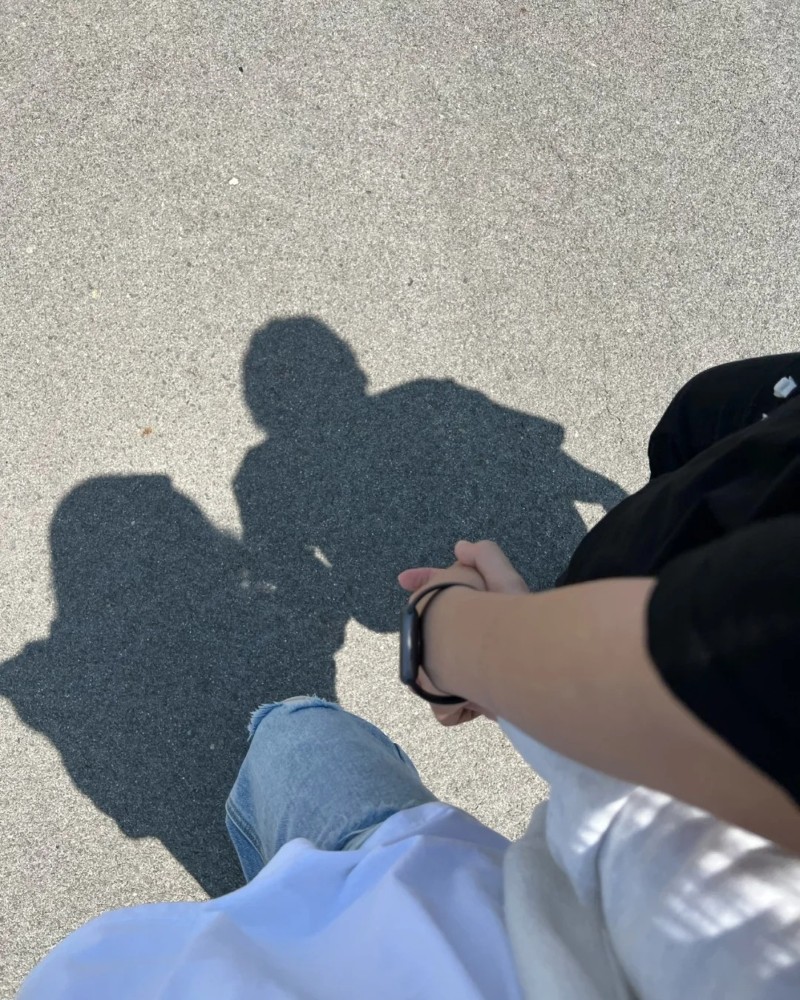 couple hands dp 23