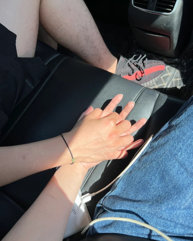 couple hands dp 24