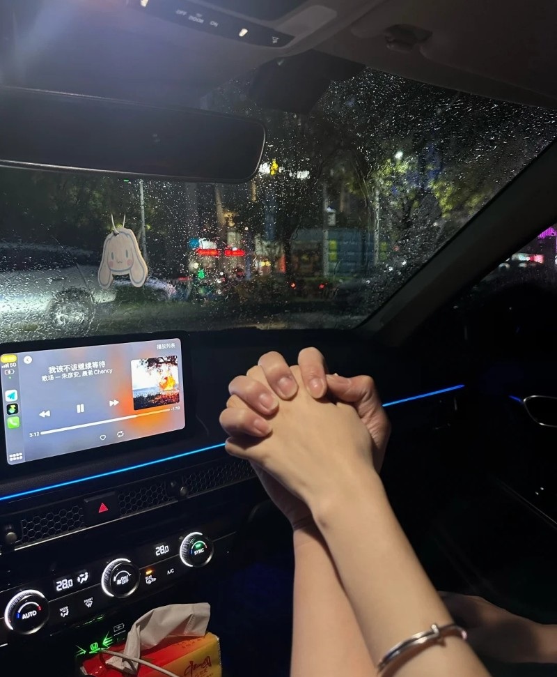 couple hands dp 25