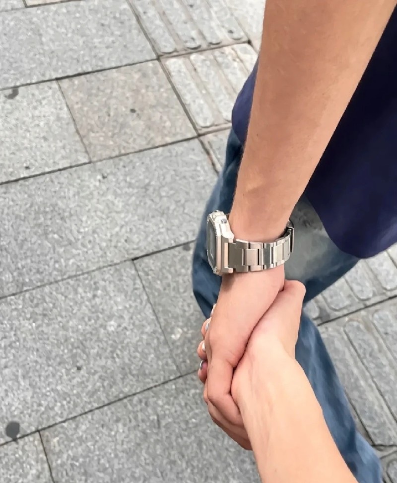 couple hands dp 26