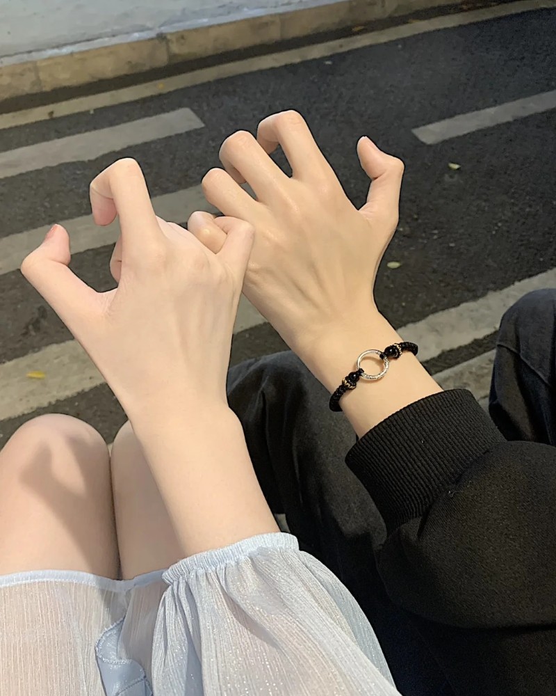 couple hands dp 28