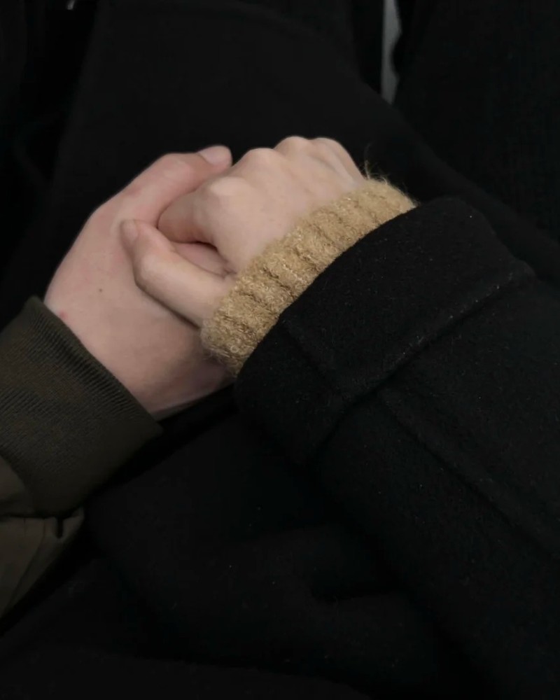 couple hands dp 29