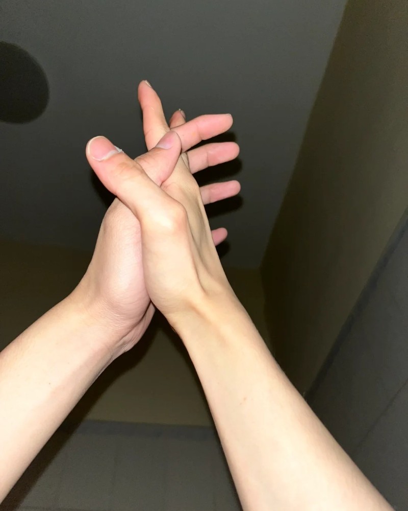 couple hands dp 3