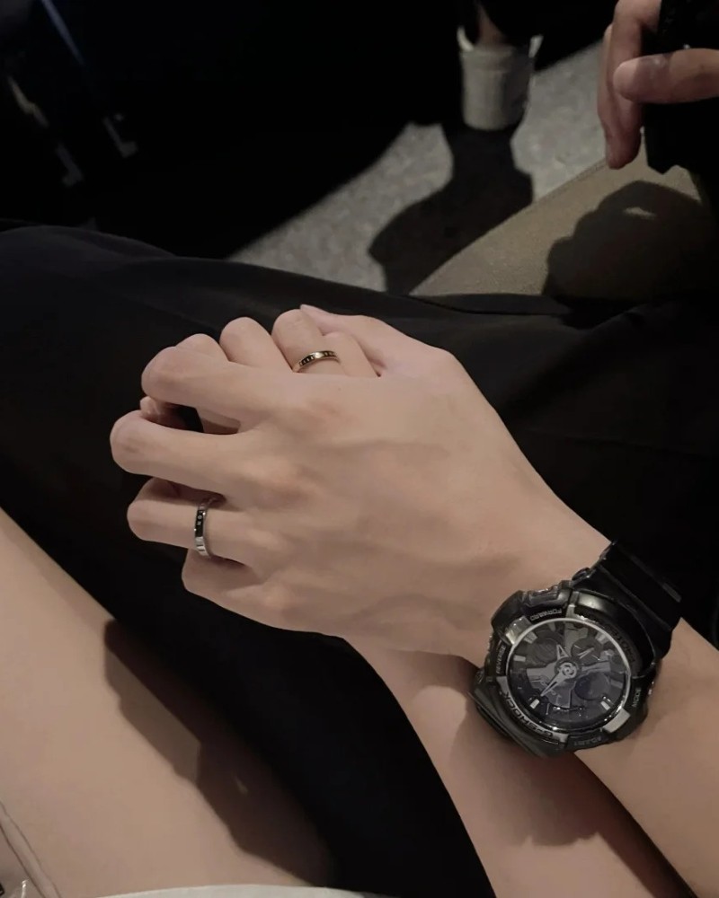 couple hands dp 30