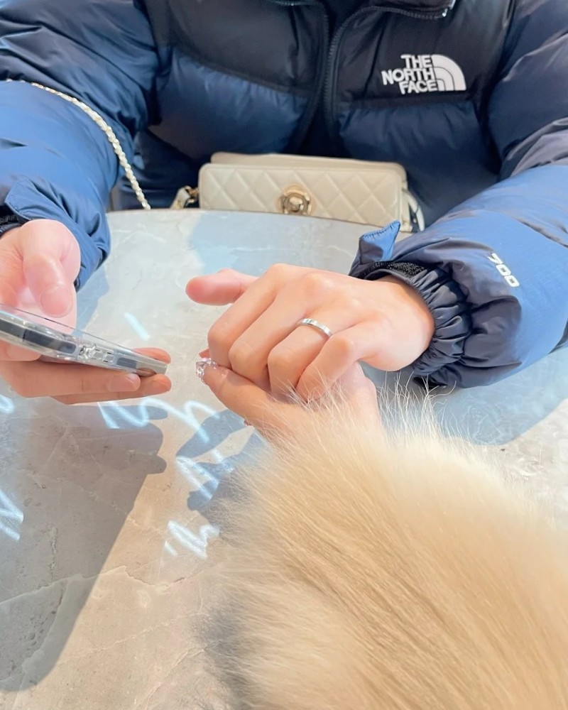 couple hands dp 31