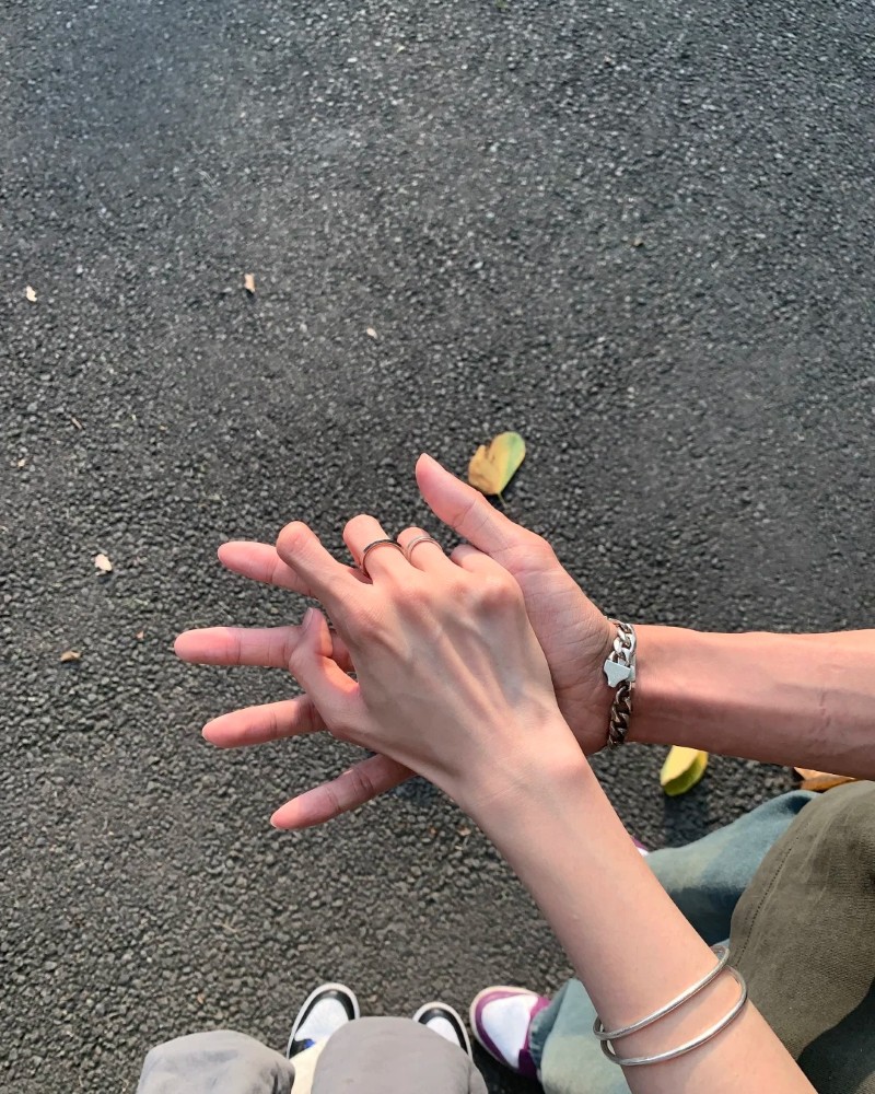 couple hands dp 6
