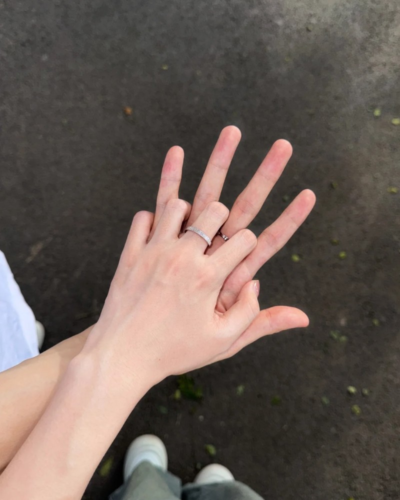 couple hands dp 9