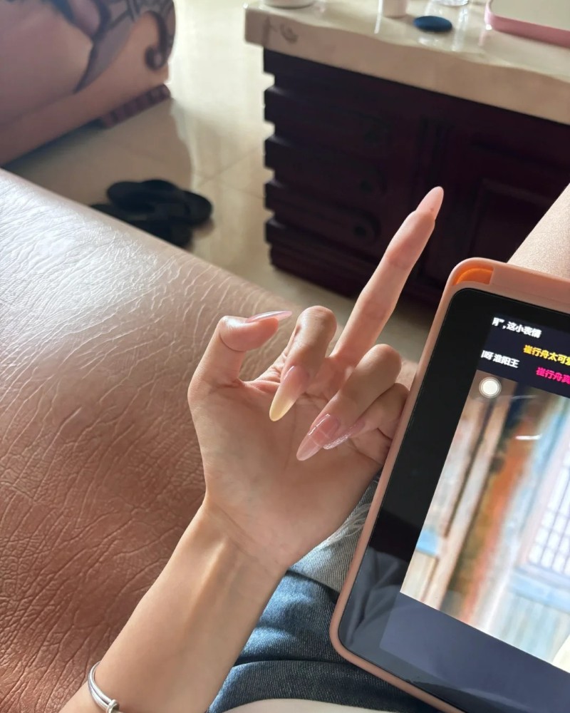 middle finger dp 25