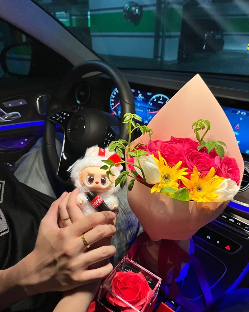 romantic couple hand pic for dp