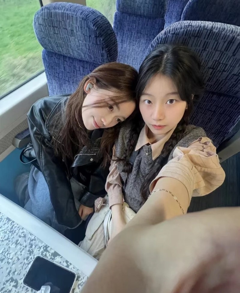 cute 2 best friends 23