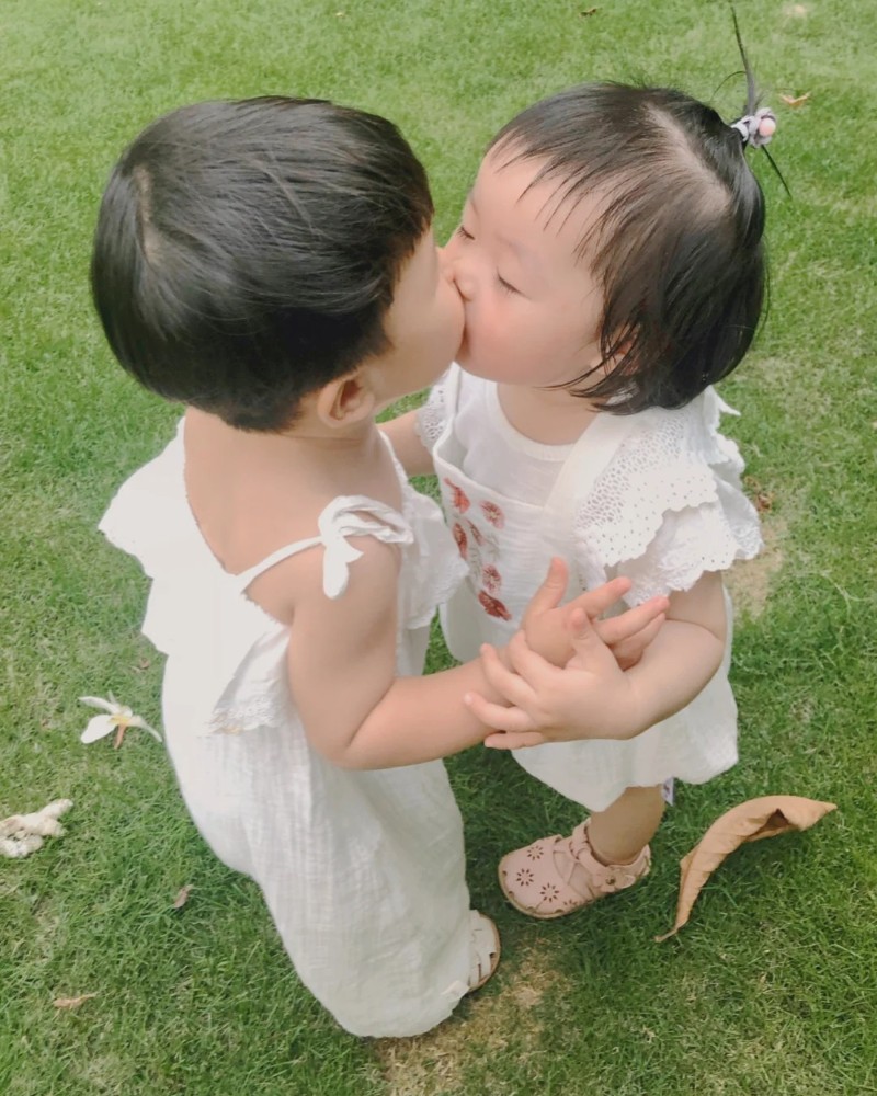 cute baby kiss images​