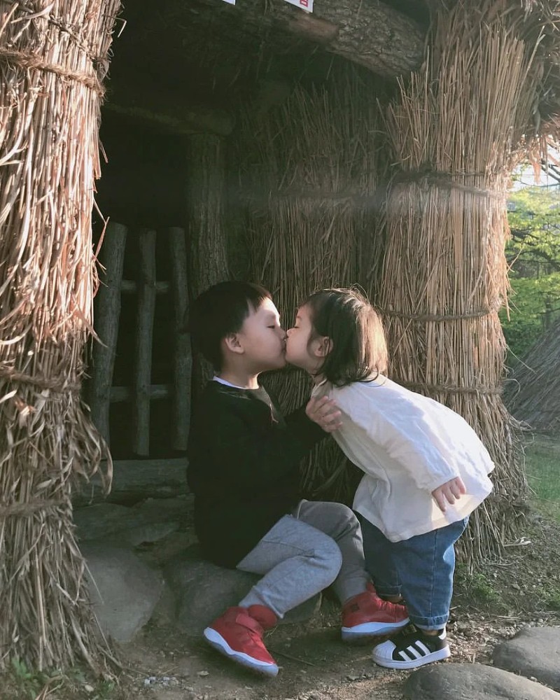 cute baby kiss pic