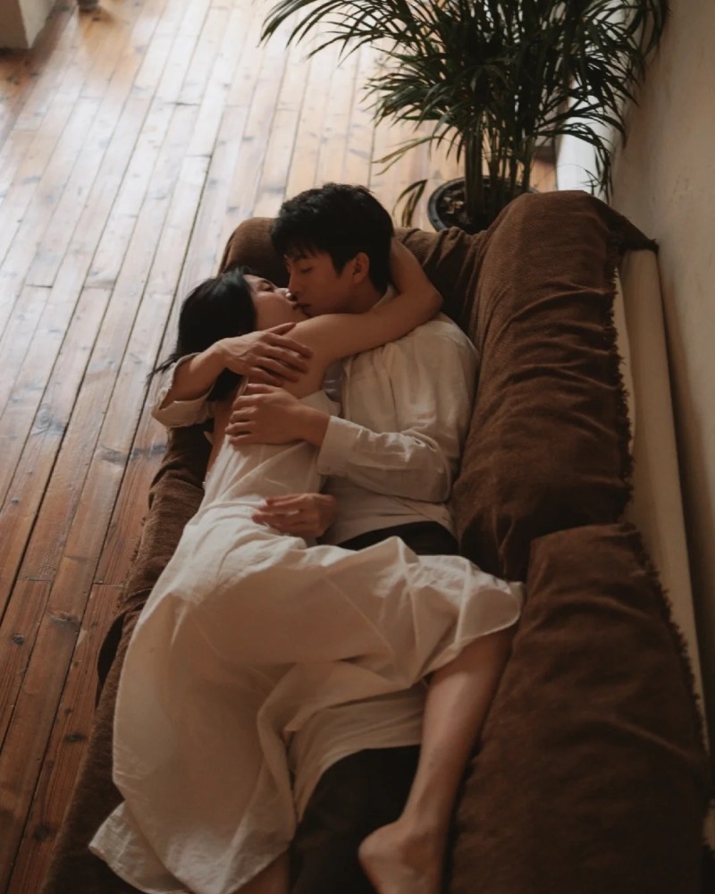 cute couple kiss pic