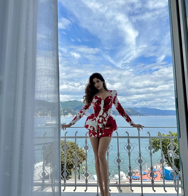 janhvi kapoor sexy pic 22