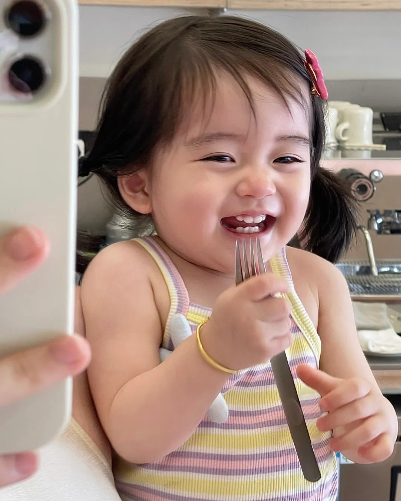 smile cute baby girl pic​